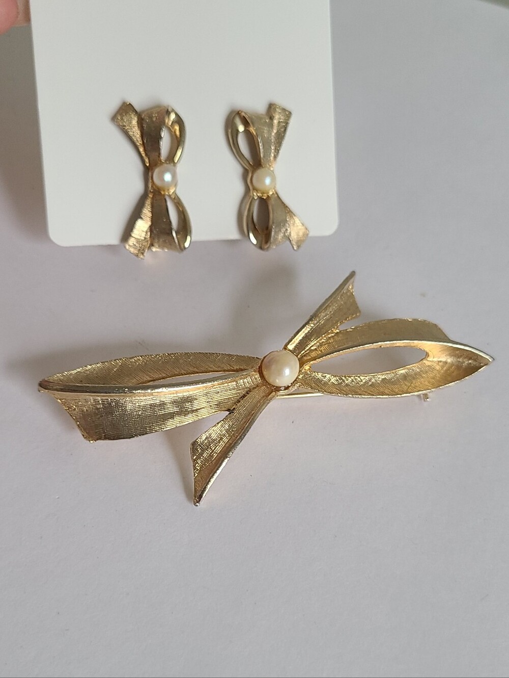 Vintage CORO Mid Century Gold Tone Pearl Bow Brooch Pin Bow Clip On Earrings